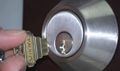 Royal Locksmith Store Union City, CA 510-771-0349 - key-broke-in-lock